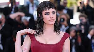 Addio biondo, buongiorno dark side: Cara Delevingne a Cannes come non  l’avevamo mai vista
