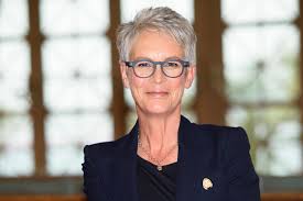 Jamie lee curtis and laura cornell's bestselling books have been helping children grow for the past fifteen years! Jamie Lee Curtis Announces Selfie Themed Picture Book Ew Com