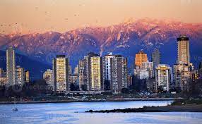 Located directly across the water from the city, you can see all of vancouver's iconic buildings, as well as stanley park. Vancouver Skyline Hafen Englisch Bucht Schnee Berge Sonnenuntergang 1168007 Stock Photo Bei Vecteezy