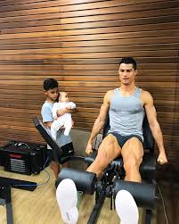 Diventare famosi su instagram quando hai un papà che ha battuto ogni record in quanto a follower è facilissimo. Cristiano Ronaldo Instagram Workout Photo With His Kids People Com