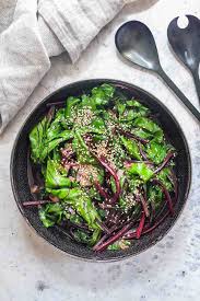 Rote Bete Blatter Aus Dem Wok Asiatische Art Rezept Elle Republic Rezept In 2020 Rezepte Lecker Rezept Rote Beete