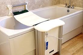 Mittlerweile gibt es viele hilfsmittel, aparaturen und spezielle möbelkonstruktionen, um menschen mit körperlicher behinderung das leben in den eigenen vier wänden so barrierefrei bzw. Molly Bather Badewannenlift Badewanne Einstiegshilfe Ausstiegshilfe Fur Senioren Badewannenlifter Badelifter Online Kaufen