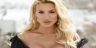 Με καυτό σορτς και καρό πουκάμισο έκανε την εμφάνισή της στη «φάρμα» η αλεξάνδρα παναγιώταρου, η οποία μπήκε για να «ενισχύσει» το παιχνίδι που δεν έχει πιάσει ακόμα τους. Survivor Bomba Me Thn Ale3andra Panagiwtaroy H Protash Kai H Apanthsh Ths Pressing Gr