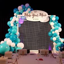 Organic Garland Frames This Stage Backdrop Deco Tendencias