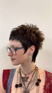 Kendra back at it again!! This time much shorter for hair health 🖤 love  doing little pixies like this so fun🧚🏼‍♀️ cut with Etaro CR575  @hikariscissorsusa @phdscissors , #scenehair #althairpdx #emohair ...