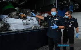 Perjalanan dengan kereta api, jarak dari kedah ke kuala lumpur adalah 342 km. Bernama Polis Tahan 15 Lelaki Disyaki Terbabit Dalam Sembilan Kes Curi Ekzos Kereta