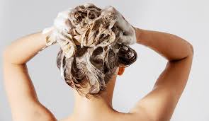 Ovvero, non ne altera la produzione di. Come Lavare I Capelli Grassi I Consigli Per Non Lavarli Ogni Giorno