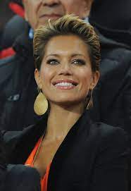 Damian wird in zukunft bei seinem vater rafael van der vaart in dänemark wohnen. Sylvie Van Der Vaart Boy Cut Sylvie Van Der Vaart Short Hairstyles Looks Stylebistro