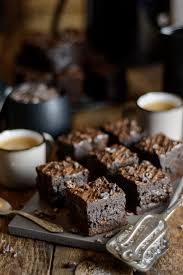 Espresso Brownies Mit Dunkler Schokolade Und Rohen Kakaonibs Ina Is S T Espresso Brownies Lebensmittel Essen Kakaonibs