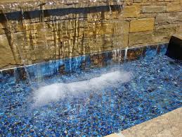 Die fliesen für den schwimmbad beckenrand wurden entwickelt um eine perfekte ästhetische kontinuität zwischen innen und außenbereich zu gewährleisten. Glass Fliesen In Blau Schwimmbad Fliesen Swimming Pool Pool Dekor