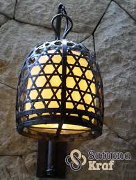 Cara membuat kerajinan lampu hias dari bambu ini akan mematahkan mitos yang ada mengenai pohon bambu. Lampu Sangkar Anyaman Tembaga Kuningan Asli Satuma Kraf