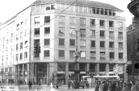 Viennese architect hans hollein set about to introduce a concrete and glass structure opposite st. Datei Haashaus Vienna Stephansplatz 1957 Jpg Wikipedia