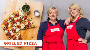 make pizza is on the grill