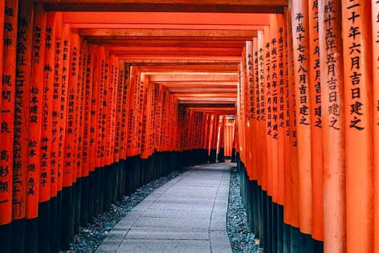 Fushimi Inari ( chùa nghìn cột ) Là ngôi đền đứng đầu trong tất cả đền thờ  Inari ở Nhật Bản. Con đường với những cánh cổng torii màu cam rực rỡ