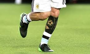 El tatuaje, que ya es viral en las redes como ya hemos señalado al inicio del artículo, son muchos los tatuajes que messi luce en algunas partes de su cuerpo, especialmente en una de sus. La Marca De D10s Los Minimos Detalles Del Tatuaje Tuneado De Leo Messi Futbol Internacional Depor