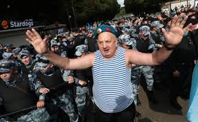 А если включить в петербургских парках фонтаны, то в день вдв во время традиционных купаний можно. V Parke Gorkogo Prazdnuyushie Den Vdv Podralis S Bojcami Rosgvardii Obshestvo Rbk
