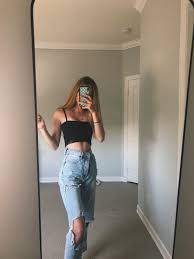 All you need is a mirror and a greeny garden. Pin By Celia Hevesy On Posing Mirror Selfie Poses Selfie Poses Cute Poses For Pictures