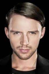 Heart Face Shape Wide Forehead And Narrow Chin Line Style Hair Close The Head With No Volume Heart Face Shape Face Shape Hairstyles Face Men