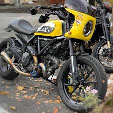 晩秋のコスモスと 明日奥さん用のバイクが増車されます不動車ですけどね スクランブラー ドゥカティ ドゥカティスクランブラー scramblerducati ducati motorcycle vehicles moped