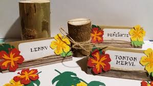 Lot De 10 Marque Place Personnalise Sur Le Theme Hawai Moana Tropicale En Kraft Et Fleurs En Papier Marque Place Marque Place Personnalise Fetes Hawaiennes