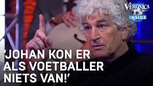 Voetbalanalist johan derksen (70) is, na een val van de trap dinsdag, aan de beterende hand. Johan Kon Er Als Voetballer Helemaal Niets Van Veronica Inside Youtube