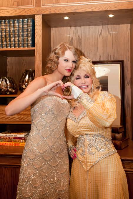 How Taylor Swift honored 'ultimate showgirl' Dolly Parton at MTV VMAs 2026  - AOL
