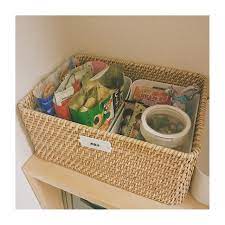最近よく購入する 小分けの袋がたくさん入っている ファミリータイプのお菓子 袋の上部を切って 立てて収納しています お菓子の袋に入ったままなので 分かりやすく選びやすい お菓子を入れている 無印良品のラタンバスケットの高さに合わせ 袋の