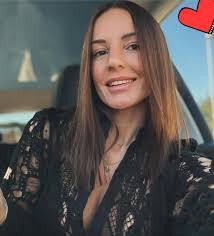 Elisa Brown's Instagram, Twitter & Facebook