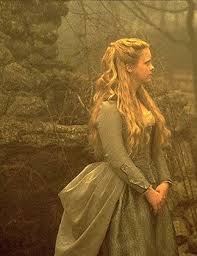 Révélée à l'âge de onze ans par son rôle de mercredi addams dans la comédie horrifique la famille addams (1991), elle reprend son rôle pour la suite les valeurs de la famille addams (1993) et reste dans un registre similaire pour le film pour enfants. Sleepy Hollow I Was Obsessed With This Movie When It Came Out 18th Century Fashion Christina Ricci Hollow Dresses