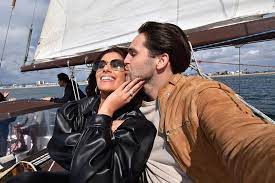 A nagy hírt gigi egy hete jelentette be egy magazinban , egészen addig titkolták szerelmével a várandósságot, de a pocakja méretéből látszik, hogy sokáig már nem tudta volna rejtegetni az énekesnő. Nagy Csaladot Harom Gyereket Tervez Radics Gigi Es Parja