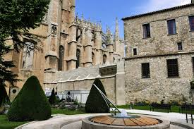 De Kathedraal Van Narbonne Wordt Momenteel Gerestaureerd Kamperen Instagram Kathedraal