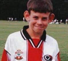Gareth frank bale (* 16.juli 1989 in cardiff) ist ein walisischer fußballspieler, der bei real madrid unter vertrag steht. Gareth Bale Check Out Those Ears Though Southampton Football Soccer Cards Young Football Players