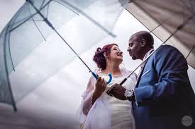 Mariage en blanc, orange et vert pour ce jeune couple visiblement heureux de convoler en justes noces. Un Mariage Sous La Pluie Mariage Sous La Pluie Mariage Plus Vieux Sous La Pluie