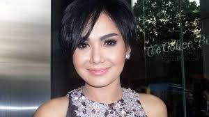 Baik krisdayanti dan yuni shara pun menangis menyaksikan proses pemakaman yang langsung dilakukan malam hari itu. Yuni Shara And Ex Husband Take Children To Psychologists What S Wrong