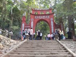 Những năm gần đây, bên cạnh phần nghi lễ linh thiêng, trang trọng của lễ hội đền hùng, các địa phương trong tỉnh còn chú trọng khôi phục và phát thi đấu đẩy gậy trong dịp lễ hội đền hùng. Tá»•ng Quan Vá» Tá»‰nh Phu Thá» Alltours