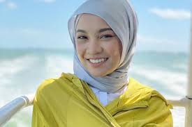Memang power dan lunak suaranya. Dah Lebih 500 000 Tontonan Nabila Razali Terkejut Lirik Video Peluang Kedua Tiba Tiba Hilang Dari Youtube Hiburan Mstar