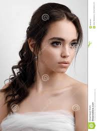 Wollen wir zuerst mit den allgemeinen tipps anfangen und dann einige spezielle hinzufügen? Portrat Eines Junge Frau Brunette Mit Braunen Augen Erfasste Locken Und Naturliches Make Up Schauend In Der Richtung Stockfoto Bild Von Nahaufnahme Augen 90700440