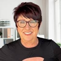 Lisa Eckles's Instagram, Twitter & Facebook