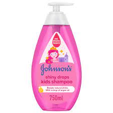 Johnson's baby shampoo provides a mild, gentle clean that won't irritate your baby's eyes during specially formulated for fine baby hair and delicate scalp, this gentle baby shampoo leaves your little. Buy Johnson S Shampoo Shiny Drops Kids Shampoo 750ml Online Lulu Hypermarket Uae