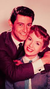 ♡ 𝓣𝓸𝓷𝔂 & 𝓕𝓵𝓸𝓻𝓮𝓷𝓬𝓮 ♡ •Newsreel footage of Tony Randall and his  wife, Florence Gibbs, taken at the premiere of the Rock Hudson film, “This  Earth is Mine,” 1959. ❤️ In 1938,