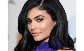 Reality television series keeping up with the kardashians from 2007 to 2021 and is the founder and owner of cosmetic company kylie cosmetics. ÙƒØ§ÙŠÙ„ÙŠ Ø¬ÙŠÙ†Ø± ØªÙƒØ´Ù Ø§Ù„Ø³Ø¨Ø¨ ÙˆØ±Ø§Ø¡ Ù†Ø¯Ø¨Ø© Ø³Ø§Ù‚Ù‡Ø§ Ù†ÙˆØ§Ø¹Ù…