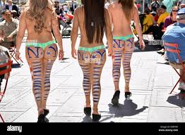Teilweise nackt gemalt Frauen am Times Square, die mit Touristen Spenden  darstellen Stockfotografie - Alamy