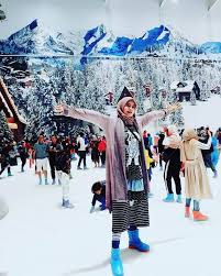 Wisata Bekasi Trans Snow World Yang Paling Terkenal Gerai News Dan untuk jam buka, seaworld indonesia mulai buka setiap hari pada pukul 09:00. gerai news
