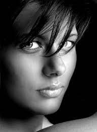 Momblogger lara switten (34) is na 32 weken zwangerschap bevallen van een zoontje. Facebook