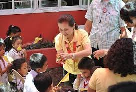 Siya ang ditse ni pangulong benigno aquino iii, at kapatid ng sikat na aktres na si kris aquino. Sister Of Philippine President Pinky Aquino Abellada Visits Iligan To Turn Over Classrooms From Agapp Foundation Paperblog