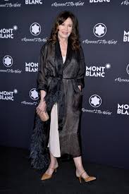 Jun 27, 2021 · mit iris berben zu sprechen ist wie in einen jungbrunnen zu fallen. Iris Berben Montblanc Reconnect 2 The World Party In Berlin Celebmafia
