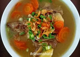 Resep sop iga sapi sederhana kini sudah selesai, tuangkanlah sop dalam mangkuk saji lalu taburi dengan bawang goreng. Sop Iga Jtt