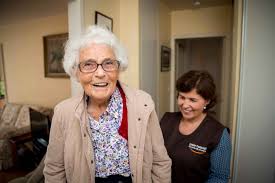 Une caméra connectée soulage les aidants et rassure les personnes âgées. Retour D Hospitalisation Retour Au Domicile Senior Compagnie