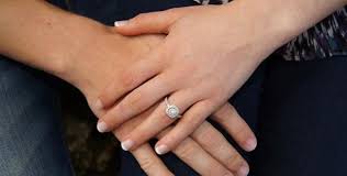 Después de todo, ponerte y sacarte el anillo no debe ser doloroso. En Que Dedo Se Ponen Los Anillos De Compromiso Y Boda