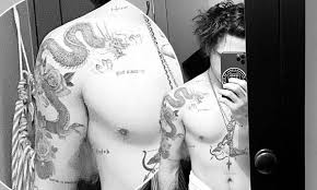 Brooklyn beckham loves paying permanent tribute to his famous family. Brooklyn Beckham Unveils His Gigantic New Dragon Tattoo Daily Mail Online